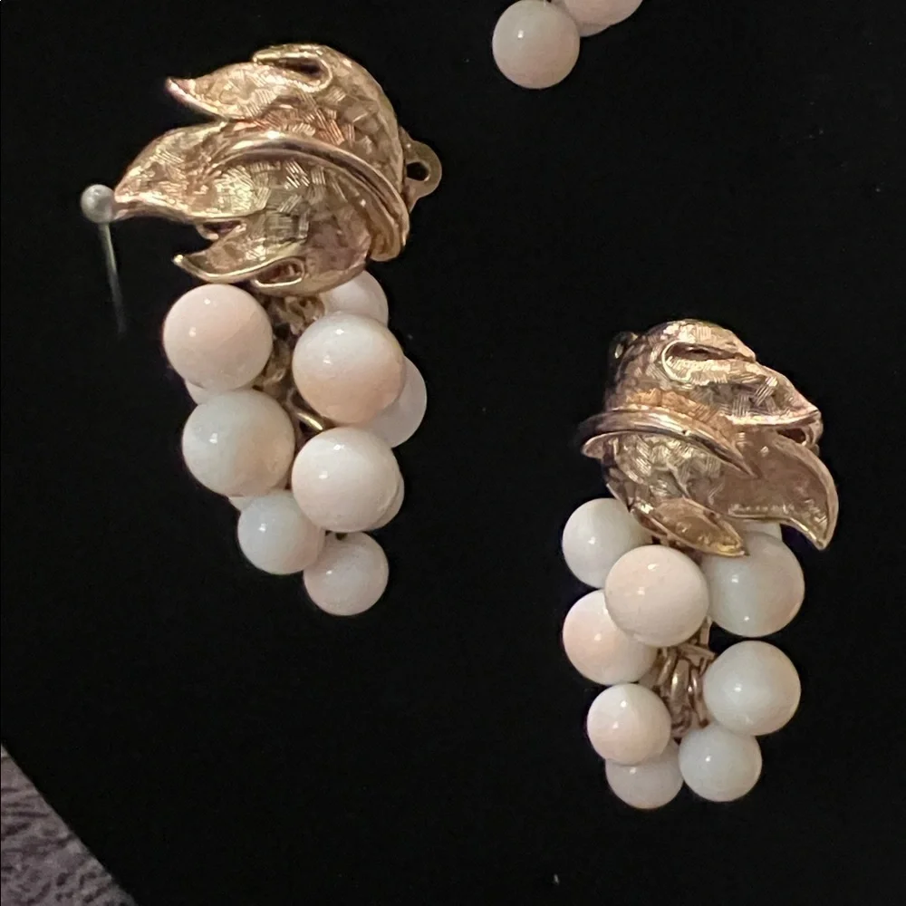 Marcel Boucher Unsigned Brooch Gold Tone Glass Beaded Grape Cluster Set Clip-on
